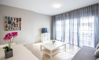 Spacious Family Apartment in Granada with Great Amenities
